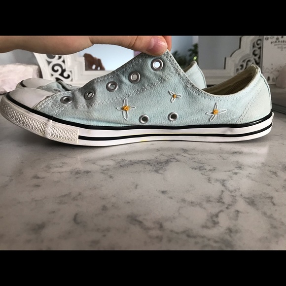 Hand embroidered flower converse - Picture 1 of 5